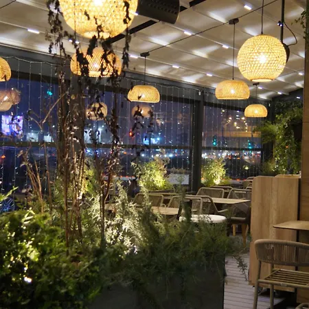 Apartment Garden Oasis *